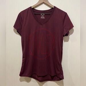 Oakley Hydrolix Maroon Graphic V-Neck T-Shirt Top - Women’s Size Medium